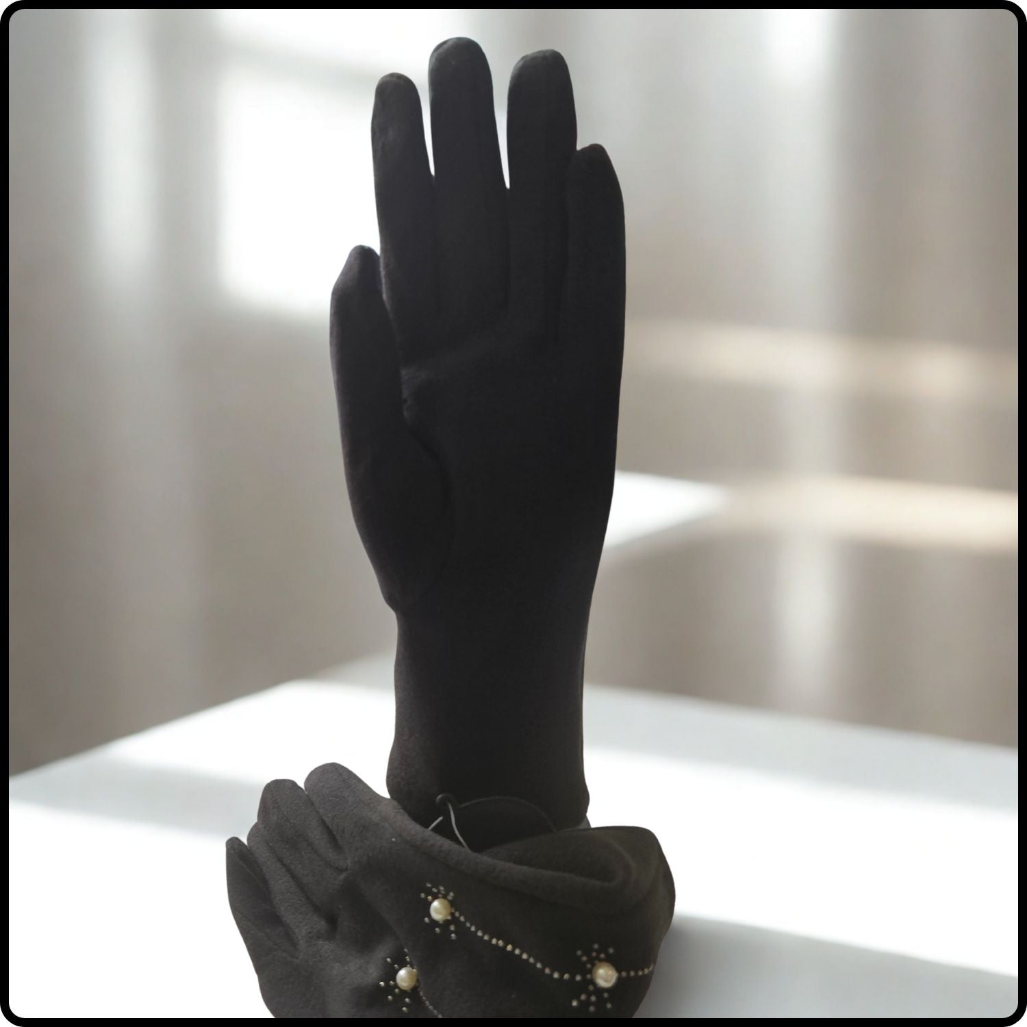 Pearl Motif Suedette Fabric Touch Screen Gloves One Size in Black-PGB