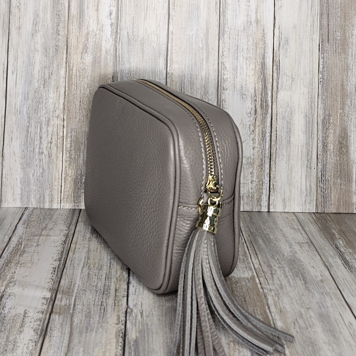 This classic Italian Leather Camera Bag is the ideal everyday accessory, featuring a sophisticated leather strap, or spice up your style with one of our canvas bag straps.   Fully lined   Internal Card Pocket   Gold Hardware  Detachable Long Strap   Tassel Key Ring   L21CM H14.50CM H7CM