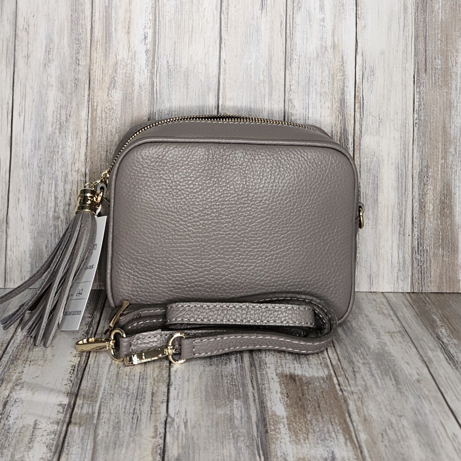 This classic Italian Leather Camera Bag is the ideal everyday accessory, featuring a sophisticated leather strap, or spice up your style with one of our canvas bag straps.   Fully lined   Internal Card Pocket   Gold Hardware  Detachable Long Strap   Tassel Key Ring   L21CM H14.50CM H7CM