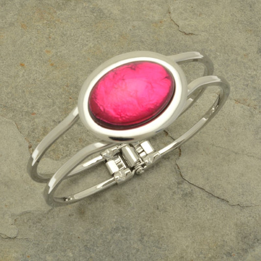Bring glamour to any look with this one-size-fits-all Bright Pink Foil Resin Hinged Bangle. Made from a resin backed with aluminium foil, it has an illusion of depth and texture. Highlighted by a 3 cm by 2.5 cm oval decoration, this modern bangle is perfect for any occasion.