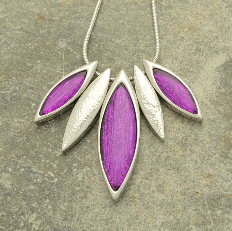 This beautiful leaf necklace is crafted of deep purple resin and tin foil for a unique, eye-catching finish. The vibrant hue is glossy and subtly shimmering, giving the piece an elegant, one-of-a-kind look.  The pendant comes with a 41cm snake chain and 8cm extender, secured with a lobster clasp.