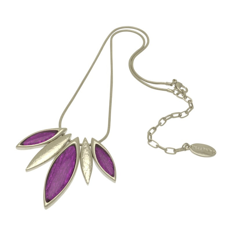 This beautiful leaf necklace is crafted of deep purple resin and tin foil for a unique, eye-catching finish. The vibrant hue is glossy and subtly shimmering, giving the piece an elegant, one-of-a-kind look.  The pendant comes with a 41cm snake chain and 8cm extender, secured with a lobster clasp.