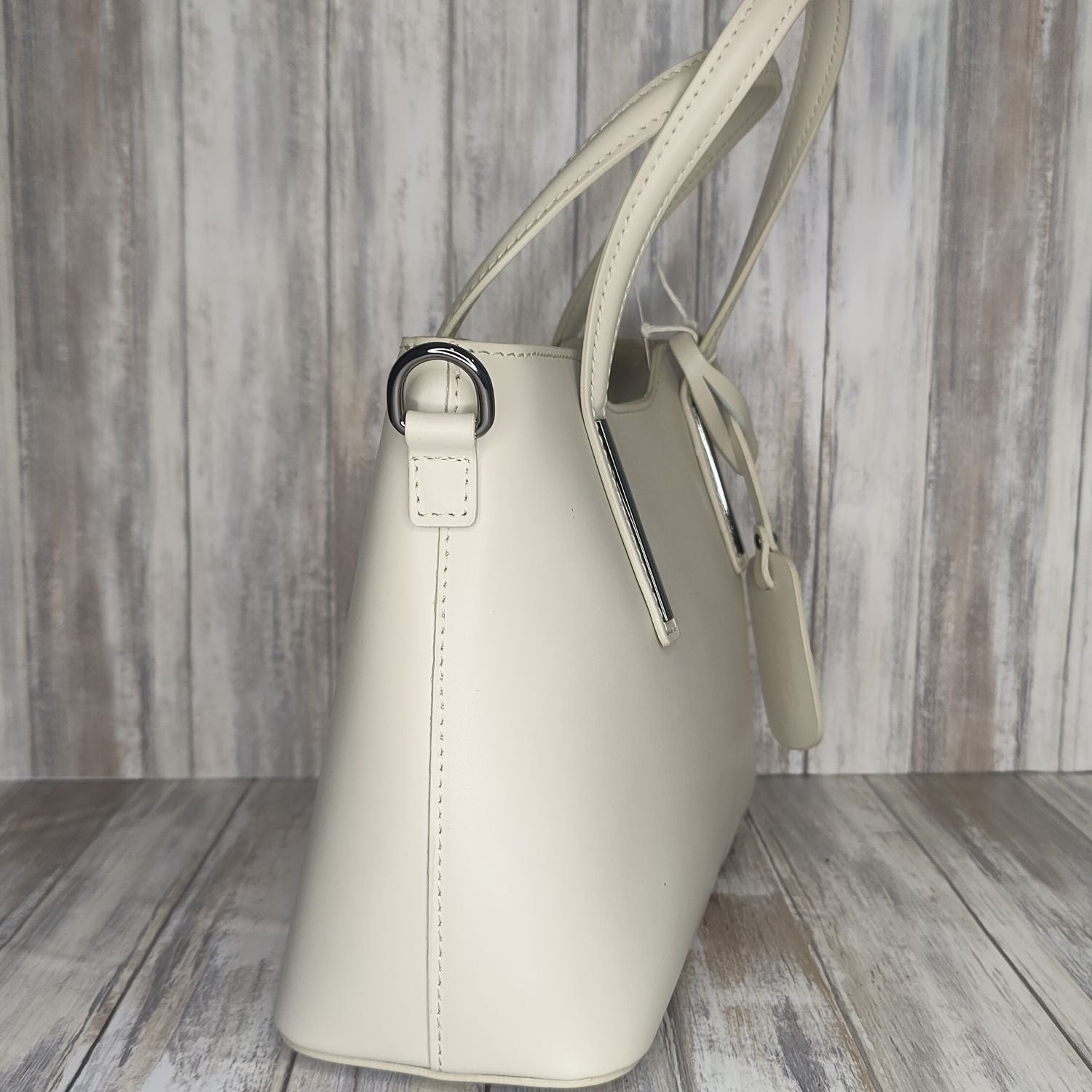 Elevate your style with this stunning Italian leather double compartment handbag.  Its soft yet structured design looks beautiful and feels equally beautiful to wear. This is a classic design that will match with any outfit and is the perfect size for all your essential items. Get ready to make a statement with this fashionable and functional addition to your wardrobe.  We love this bag!