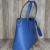 Elevate your style with this stunning Italian leather double compartment handbag.  Its soft yet structured design looks beautiful and feels equally beautiful to wear. This is a classic design that will match with any outfit and is the perfect size for all your essential items. Get ready to make a statement with this fashionable and functional addition to your wardrobe.  We love this bag!