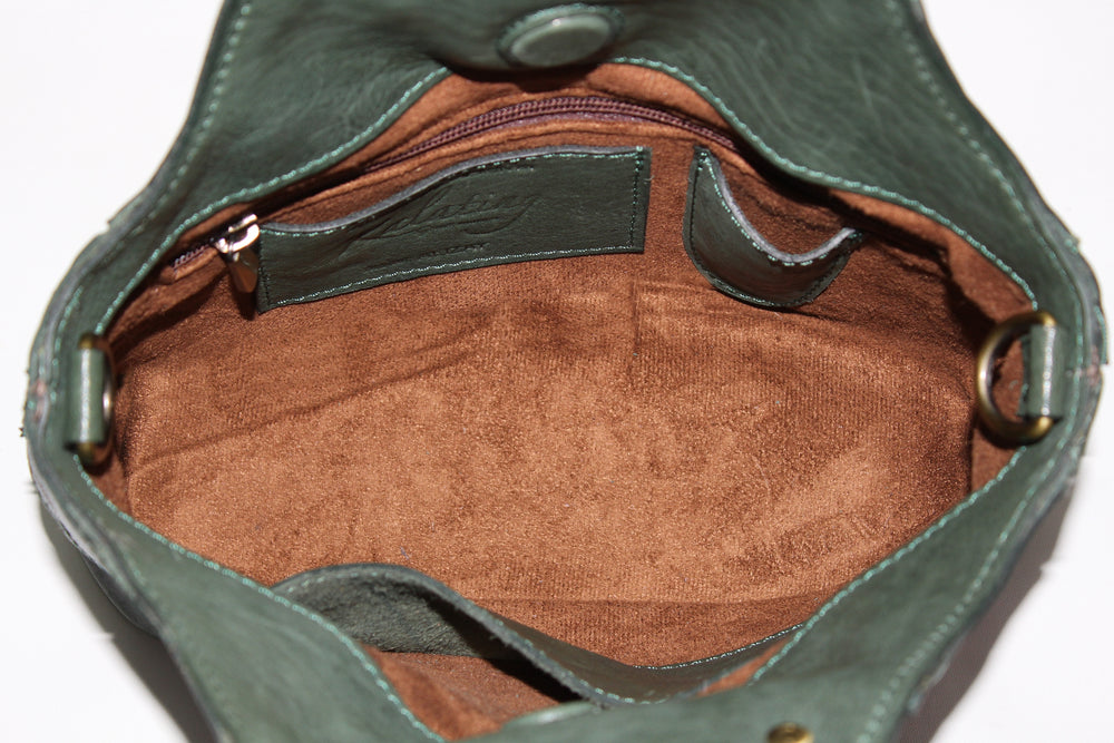 Alizay is a beautiful green leather handbag with an absolutely stunning stitched exterior. The attention to style is reflected in small details such as covering the magnetic closure with a thin layer of leather. The interior is a super soft microfibre lining with slots for cards, lipstick and mobile phone. It also has a zipped pocket for valuables. The bottom of the Alizay bag is studded so you can put her down without worrying about scuffs or damage.  Adjustable leather shoulder strap.