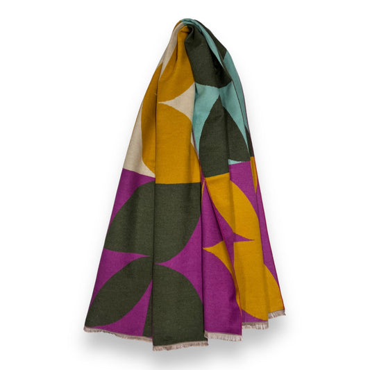 Wrap up in warmth and comfort with this cozy scarf! Featuring a retro pattern on a cashmere blend fabric, this scarf offers style and comfort. Soft to the touch, it will keep you feeling warm and looking fabulous.   20% Cashmere, 80% Viscose,  L: 180cm x W: 70cm