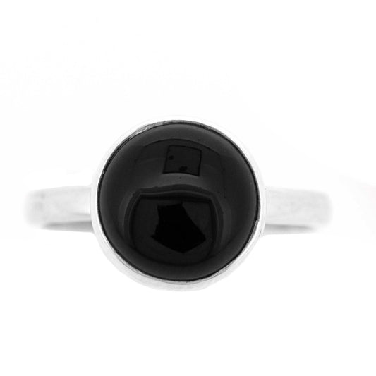 A stunning round stone in Onyx on a sterling silver band.   This ring measures width 10mm, height 10mm, depth 2mm. The width of the band is 3mm. All measurement are approximate and measured at widest/longest point.   Delivered gift boxed.